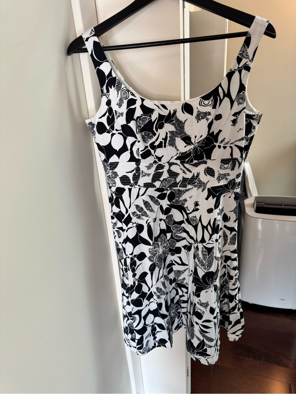 LAURA PETITES Black and White Floral Scoop-Neck Mini Dress/ size 10